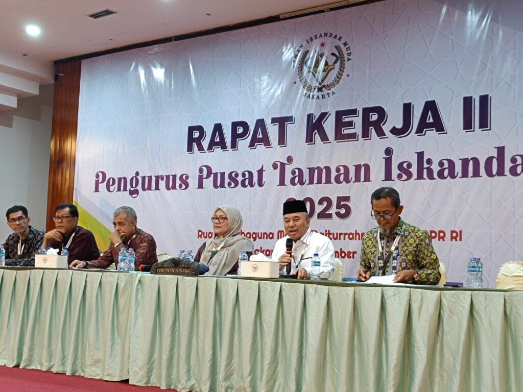 Ketua Umum PPTIM Muslim Armas memberi sambutan dalam Raker II PPTIM di Aula Masjid Baiturrahman DPR/MPR RI, Senayan, Jakarta, Sabtu 6 Desember 2025.